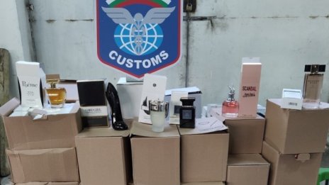 Митничари задържаха парфюми и дрехи на Дунав мост край Русе