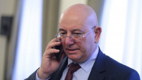 Ревизоро с оставка в джоба, само премиерът да намигне и я дава 