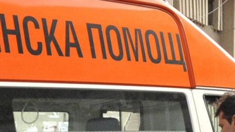 Кола и камион се сблъскаха, загина човек