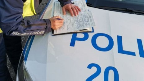 Полицай, завлякъл десетки с хиляди левове, отново на работа