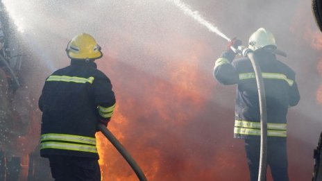 При игра: Деца подпалиха гаражи в Севлиево
