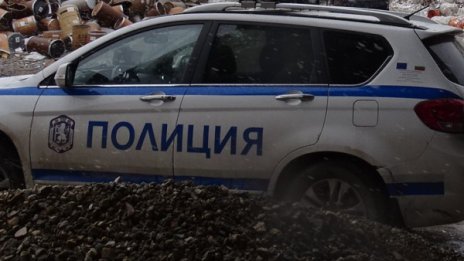 Арестуваха двама, крали метална мрежа от път
