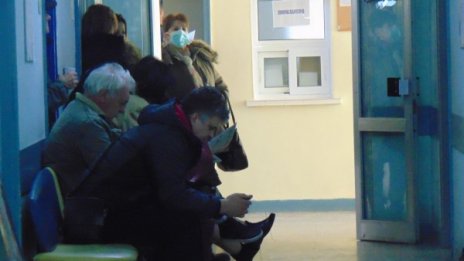 Инфекциозните отделения в болниците са пълни 