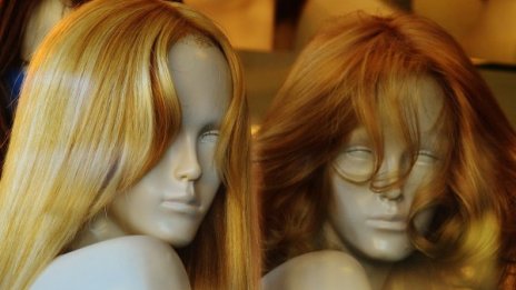 Турците сменят пола на мигранти с... перуки