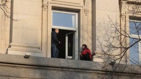 Скандал в парламента заради барикадиралите се медсестри