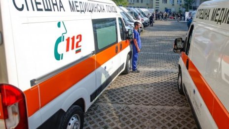 Мотоциклетист загина, блъснал се в кола и дърво
