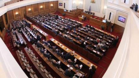 Депутатски делник: 2,5 часа работа заради кратък дневен ред