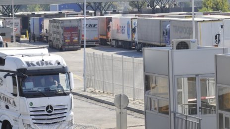  20 км опашка от тирове се образува на ГКПП "Капитан Андреево" 