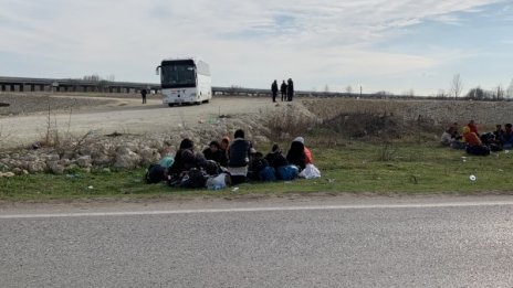 Мигрантите атакували Гърция, но на границата ни с Турция e спокойно
