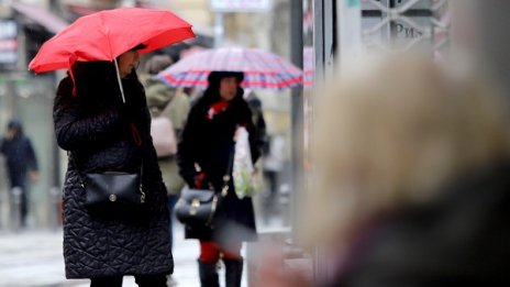 Времето днес: Облаци, дъжд, в планините - сняг