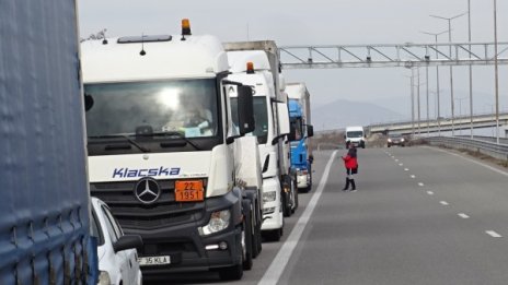 Блокирани родни ТИР-ове на границата със Словения потеглиха