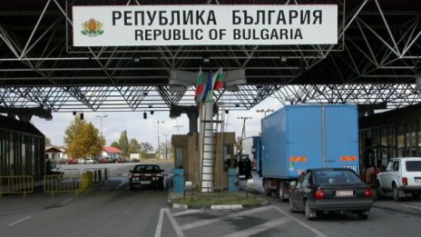 Задържаха автобус с хиляди маски и антибактериален гел 