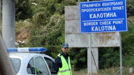 Затвориха "Калотина" и "Връшка чука" за леки коли и автобуси