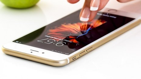 Apple ограничи продажбата на телефони