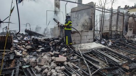 Трима са в критично състояние след пожар в кравеферма 
