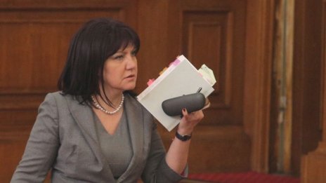 Караянчева за заплатите: Снощи сгреших, днес се извинявам!