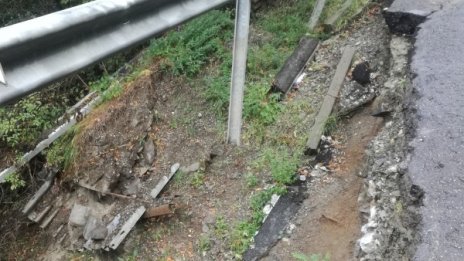 Свлачище затруднява пътуващите между Мездра и Своге 