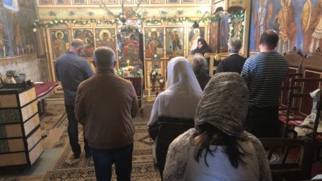 Върбови клони на двора, плащеница в найлонов плик, как ще протече Великден?