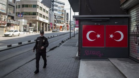 14-етажен блок в Турция под карантина заради болен портиер