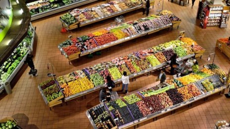 Търговските вериги срещу министър Танева: Разпределя ли се пазара?