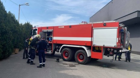 Уреди, масла и инвентар са изгорели в магазина в Бургас