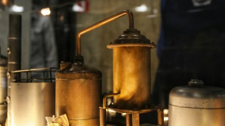 Полицията в Нова Загора издирва крадец, свил 140 литра ракия