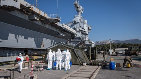 Над 900 моряци с COVID-19 на самолетоносача "Шарл де Гол"