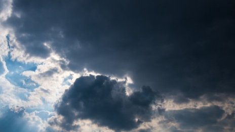 Времето днес: Предимно облачно и с валежи 