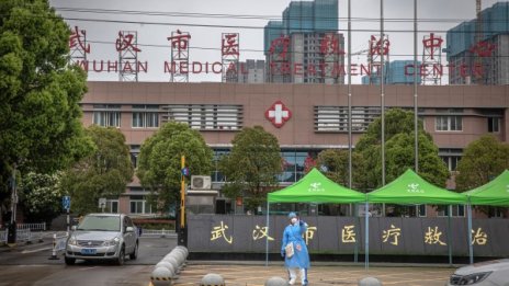 След месец интубация двама се събудиха с потъмняла кожа