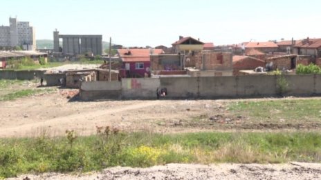Роми от Сливен пробиха дупка в стена, за да излизат от квартала
