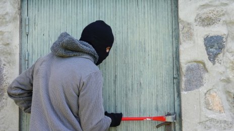 Заловиха крадците, ограбили 88-годишна жена от Дъбово