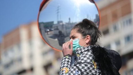 Хората си носели маските като папийонки или лигавник, не се пазят!