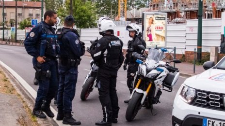  Кола прегази двама полицаи в Париж 