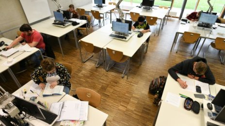 В Европа и САЩ се чудят кога да отворят училищата