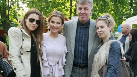 Илиана Раева и Наско Сираков с трето внуче 