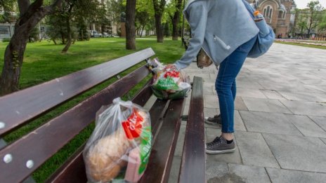 “Защото сме хора” – пакети с храна на пейките в градинка
