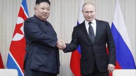 Владимир Путин награди Ким Чен Ун с медал 