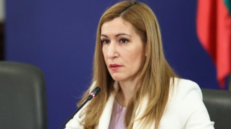Ангелкова: Чака ни трудно лято, безплатни ли ще са чадърите?