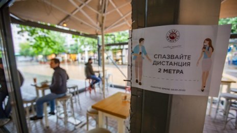 В кадър: Заведенията отвориха, хората все още малко
