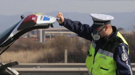 Кола отне предимство на автобус, единият шофьор е ранен 
