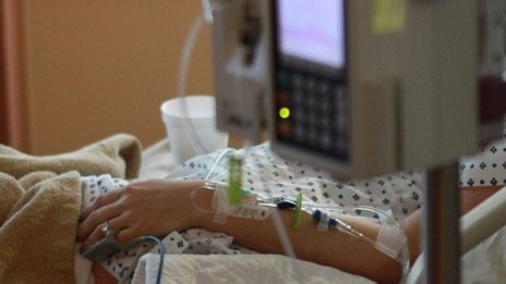 Оперираха родилката, полетяла от 4 етаж на болницата