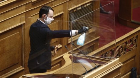 Плексиглас, преградни ленти, маски – парламентите при COVID-19