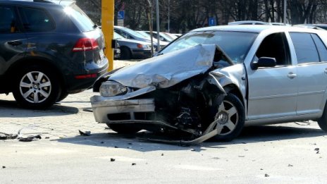 Пенсионер блъсна колата на бременна жена и избяга 
