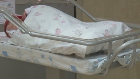 Най-младите майки в ЕС все така са в България 