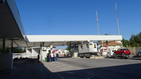 Бясна македонка изби с кола бариерите на Гюешево 
