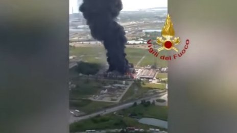 Взрив и пожар в химически завод в Италия, има пострадали