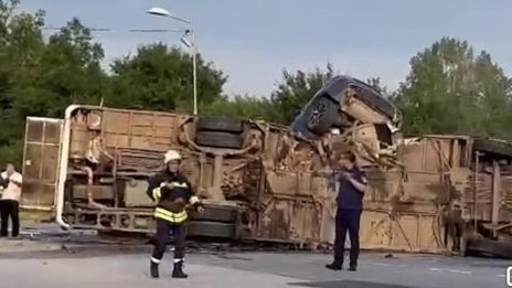 Тежка катастрофа в София: кола се вряза в автобус, има загинал и поне 25 ранени
