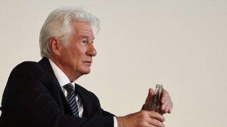 76-годишният Ричард Гиър снима романтичен филм с 28-годишна актриса (СНИМКИ)