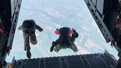 Армията започна парашутна подготовка с 500 скока