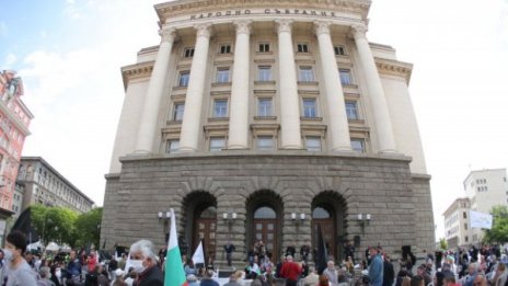 Танцьори и музиканти на протест пред прозорците на властта 